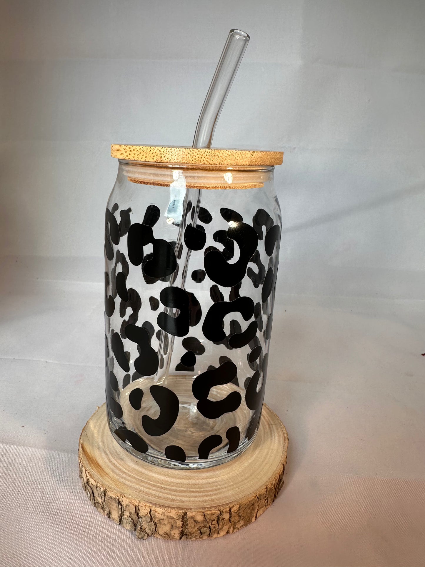 Trinkglas LEO mit Bambusdeckel und Strohhalm - stylisch & wild
