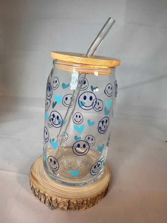 Trinkglas HAPPY mit Bambusdeckel und Strohhalm - fröhlich & bunt